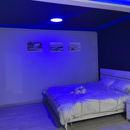 חדרי לייבל Label Rooms Blue & Red Тиверіада Екстер'єр фото