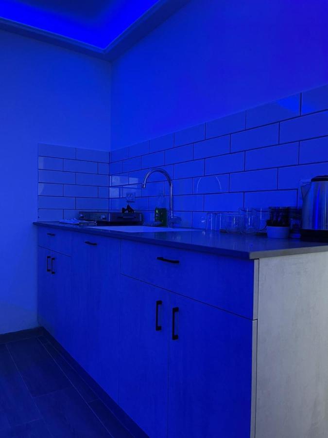 חדרי לייבל Label Rooms Blue & Red Тиверіада Екстер'єр фото