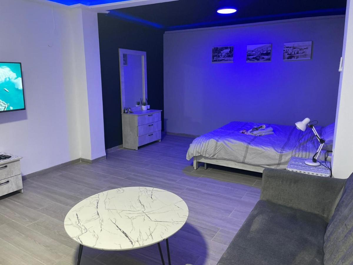 חדרי לייבל Label Rooms Blue & Red Тиверіада Екстер'єр фото